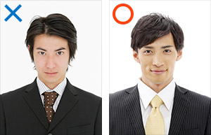 ニラんでいる表情はNG。まっすぐ前を見て撮影するようにしましょう。